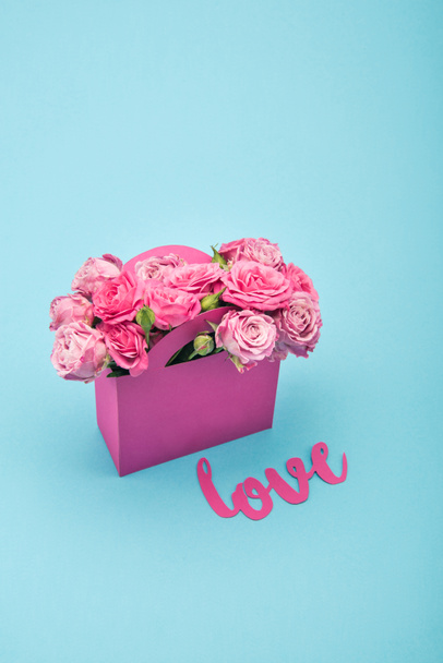 Розы в декоративной бумажной коробке
 - Фото, изображение