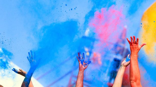 Ruce vzhůru na barevné Holi Festival  - Fotografie, Obrázek