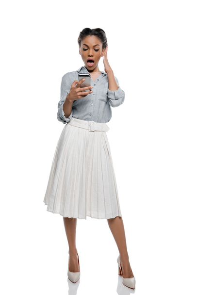 African american vrouw met smartphone  - Foto, afbeelding