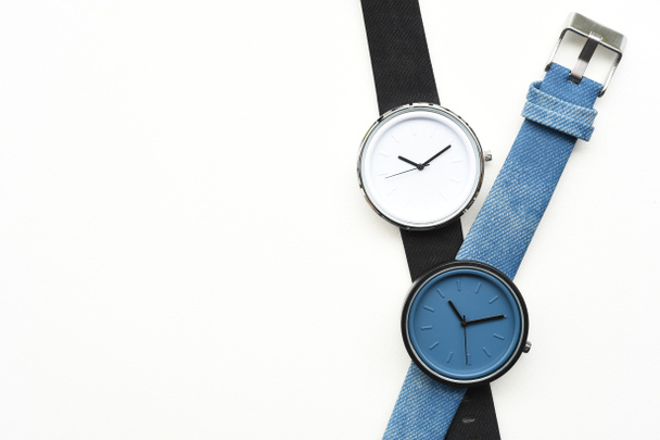 Relojes de pulsera negros y azules
  - Foto, Imagen