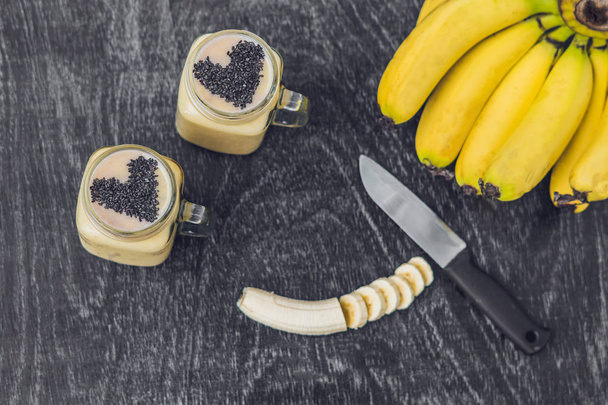 Banana smoothies and bananas - Foto, immagini