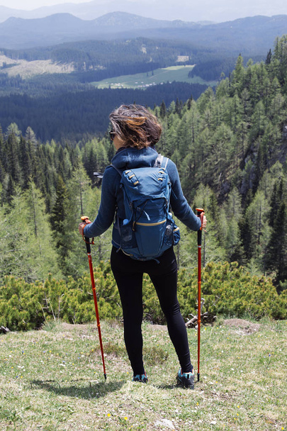 giovane donna escursioni in montagna - Foto, immagini