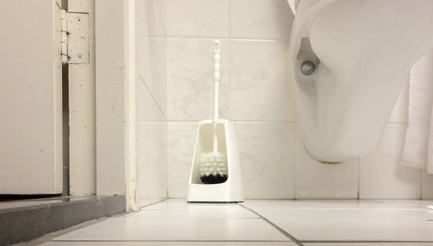Туалетная щетка в простой ванной
 - Фото, изображение