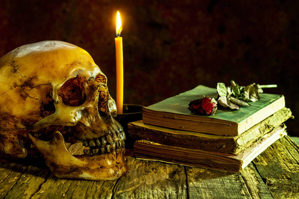 Naturaleza muerta con un cráneo en madera
 - Foto, Imagen