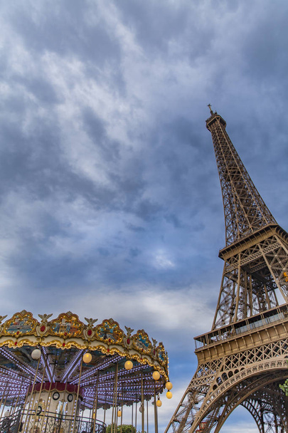 Carrousel en de Eiffeltoren in Parijs, Frankrijk - Foto, afbeelding