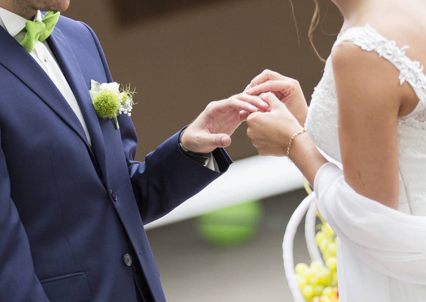 Menyasszony és a vőlegény ad a gyűrűk - Fotó, kép
