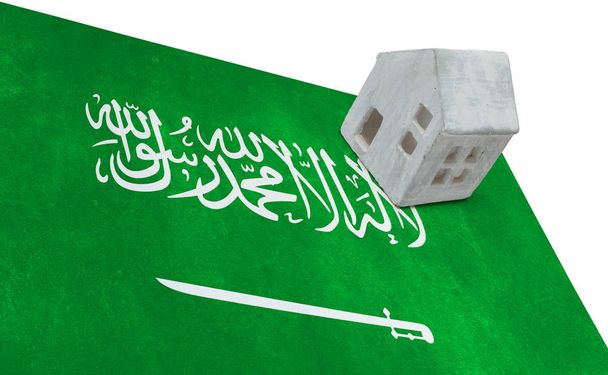 Bir bayrak - Suudi Arabistan üzerinde küçük ev - Fotoğraf, Görsel