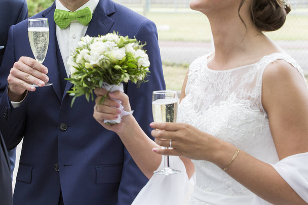 Esküvői pár fehér menyasszonyi ruha és bleue ruha, pezsgős pohár - Fotó, kép