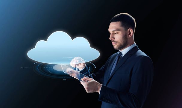 üzletember, tablet pc, és felhő vetülete - Fotó, kép