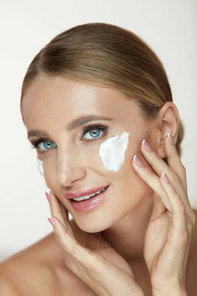 Beauty Skin Care. Closeup Girl Cleaning Skin With Foam Wash - Valokuva, kuva