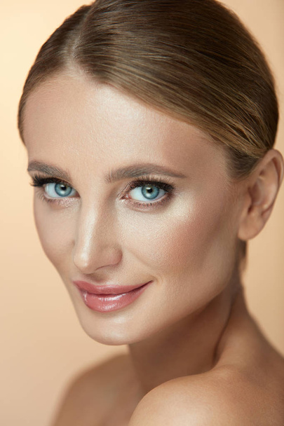 Makeup Beauty Face. Closeup Female With Natural Glamour Makeup - Фото, изображение