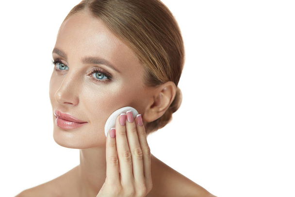 Closeup Sexy Female Face With Cotton Pad, Removing Makeup  - Фото, зображення