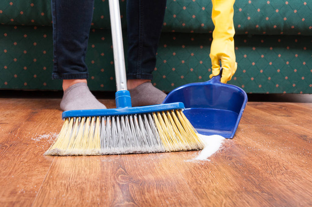 Γυναίκα σκουπίζοντας το πάτωμα με σκούπα και φαράσι - Φωτογραφία, εικόνα