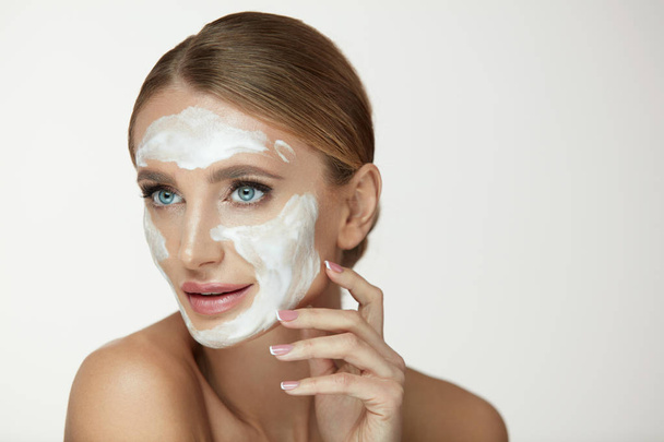 Beauty Cosmetics. Sexy Female With Washing Foam On Beauty Face - Foto, Imagen