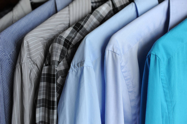 Mannen shirts op hangers, blauwe, grijze en geruite - Foto, afbeelding