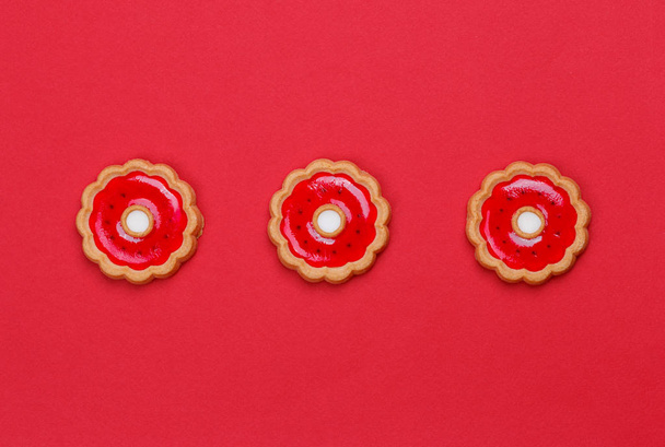 Tres galletas con gelatina de cereza
 - Foto, imagen