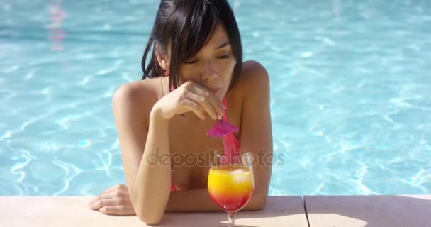 Pretty young woman sipping a tropical cocktail - Video