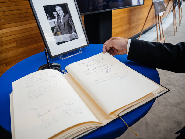 The book of condoleances for Helmut Kohl at European Parliament - Foto, immagini