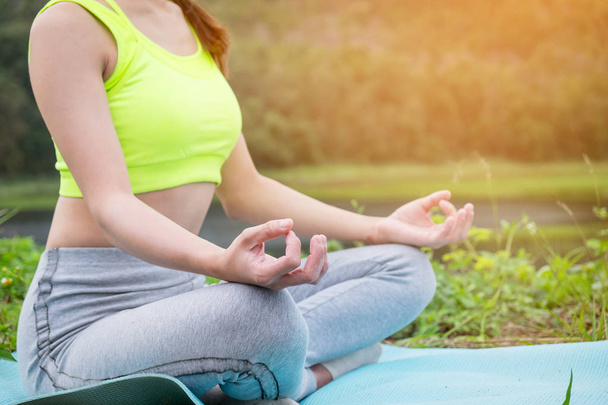 junge Fitness-Frau praktiziert Yoga auf dem Feld, gesunder Lebensstil - Foto, Bild