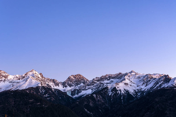 Снежные горы в австрийских Альпах зимой
 - Фото, изображение
