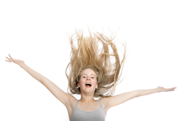 Jong tiener meisje met blond golvend haar omhoog in de lucht - Foto, afbeelding