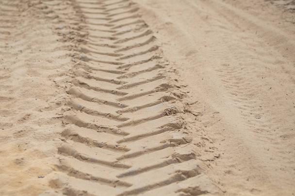 Une trace sur un sable de gros camion à roues ou tracteur
 - Photo, image