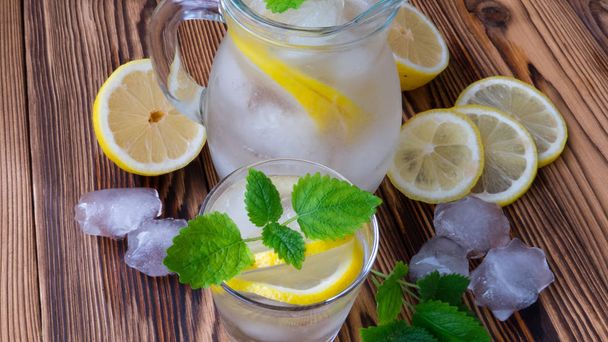 limonade met ijs en munt in een kruik - Foto, afbeelding