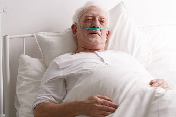 Sick senior man - Foto, afbeelding