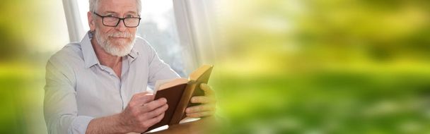 Hombre maduro leyendo un libro
 - Foto, Imagen