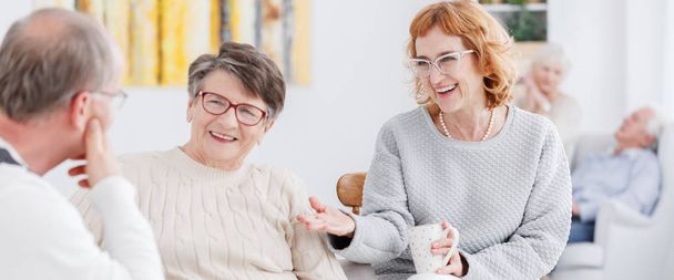 Senior women talking to man - Фото, зображення