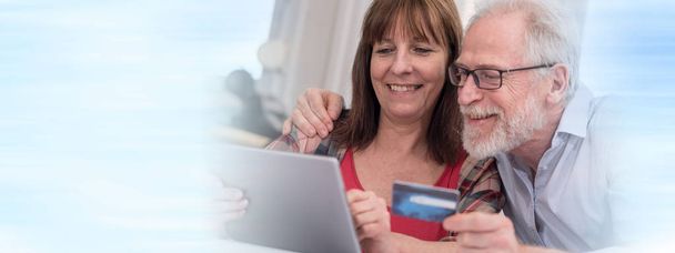 Ältere Paare kaufen online mit Tablet und Kreditkarte ein - Foto, Bild