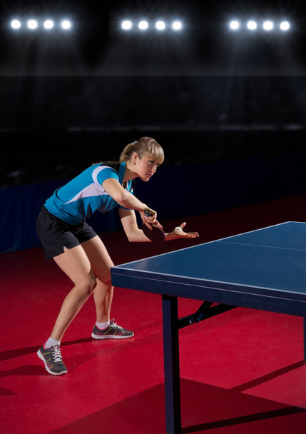 Young woman table tennis player - Foto, afbeelding