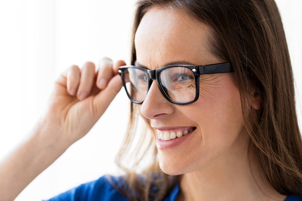 close up of smiling middle aged woman in glasses - Foto, afbeelding