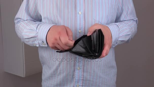 男性の財布の中の小銭の番号付け - 映像、動画