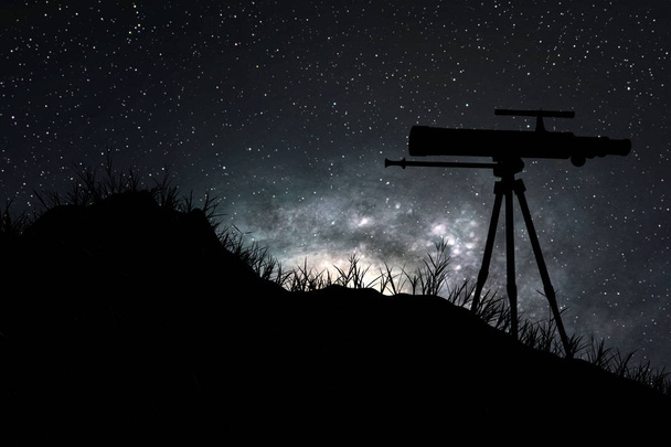Rendering 3D da un telescopio su un treppiede su una collina erbosa nella notte
 - Foto, immagini