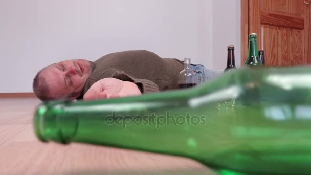 Pijany mężczyzna snu z butelką ręki - Materiał filmowy, wideo