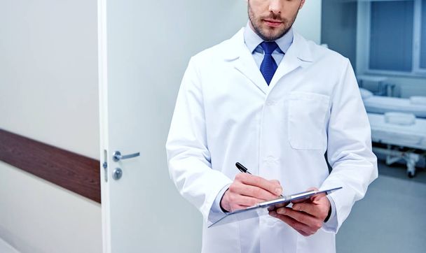 doctor with clipboard at hospital - Foto, immagini