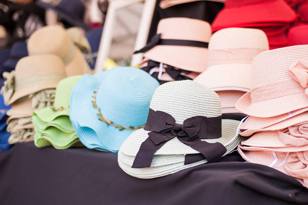 Chapeaux de paille femme, à vendre sur un marché
. - Photo, image