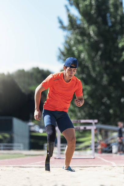 Disabled man athlete jumping with leg prosthesis. Paralympic Spo - Zdjęcie, obraz