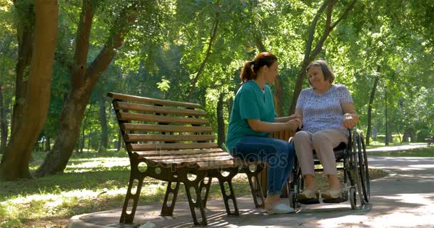 Parler à une aînée handicapée en fauteuil roulant à l'extérieur
 - Séquence, vidéo