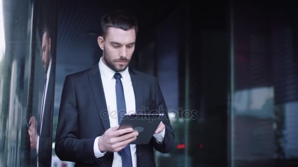 Businessman Using Tablet Computer Outdoors - Video, Çekim