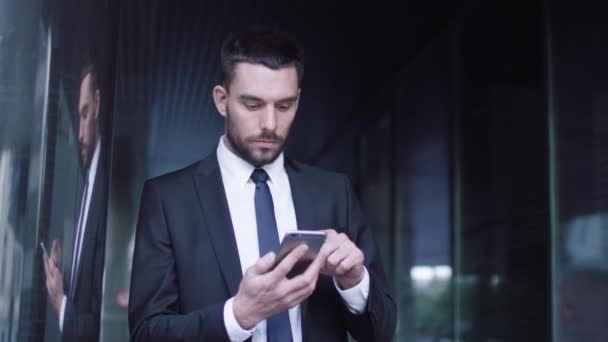 Businessman Using Mobile Phone Outdoors - Metraje, vídeo