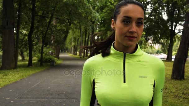 jovem corredor mulher no parque correr rápido e sorrindo
 - Filmagem, Vídeo
