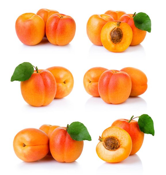 Набір стиглих абрикосових фруктів з зеленим листям та скибочками ізолат
 - Фото, зображення