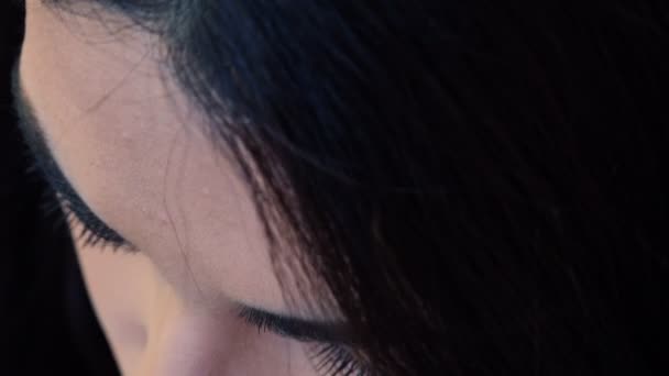 Close-up van portret van peinzende triest Aziatische vrouw open haar ogen - Video