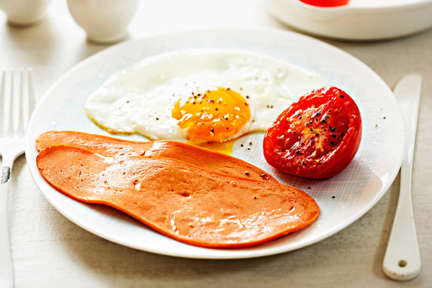 Mykoproteiinista valmistetut lihattomat pekoniraskastimet - kasvissyöjä vaihtoehtoinen aamiainen
 - Valokuva, kuva