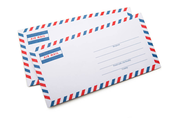 Twee lege enveloppen met zachte schaduwen, op witte achtergrond terug - Foto, afbeelding