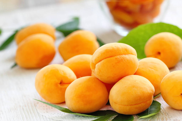 спелые абрикосы на столе - Фото, изображение