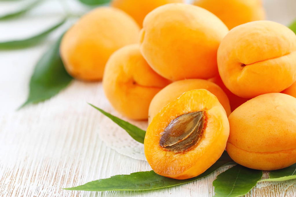 стиглі абрикоси на столі
 - Фото, зображення