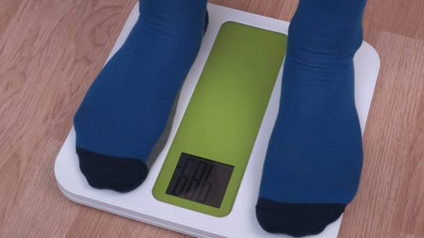 Αρσενικό σε κάλτσες σε ψηφιακή κλίμακα - Πλάνα, βίντεο